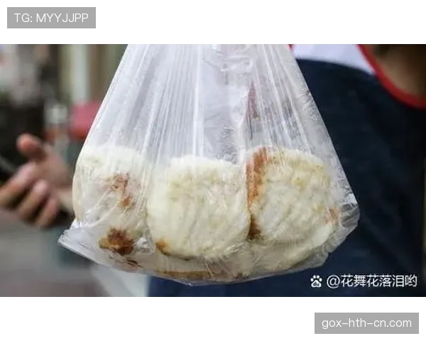 周冠宇深夜拎着塑料袋去路边摊，腕上那块表亮瞎人