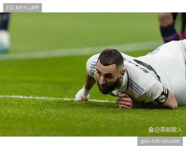 本泽马后期转型体系策应，莱万坚守单点爆破：终结模式分化解析