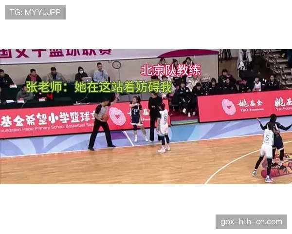 篮球比赛中的发球规则，什么时候直接发给队友，什么时候需要裁判递交？